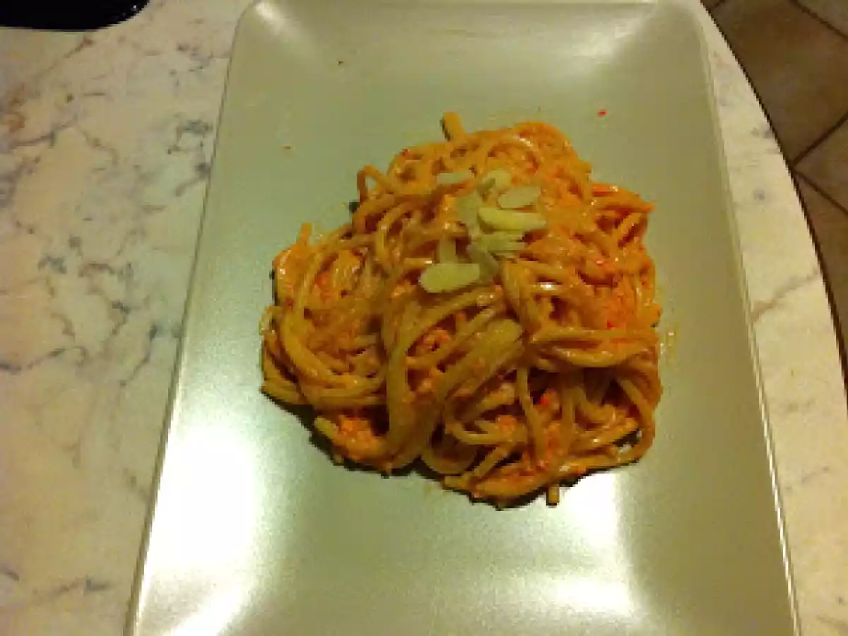 Troccoli in salsa di peperoni e mandorle