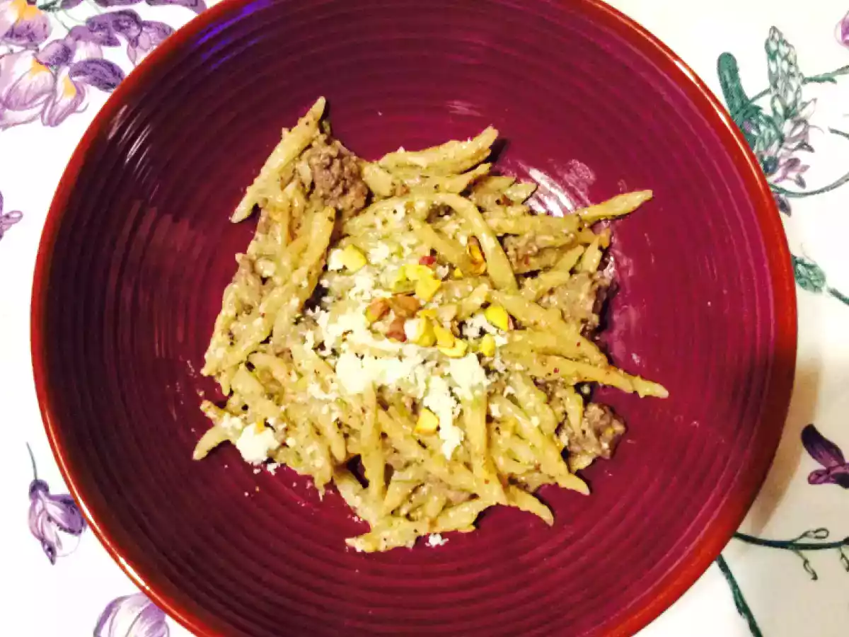 Trofie al pesto di pistacchio e ragù bianco