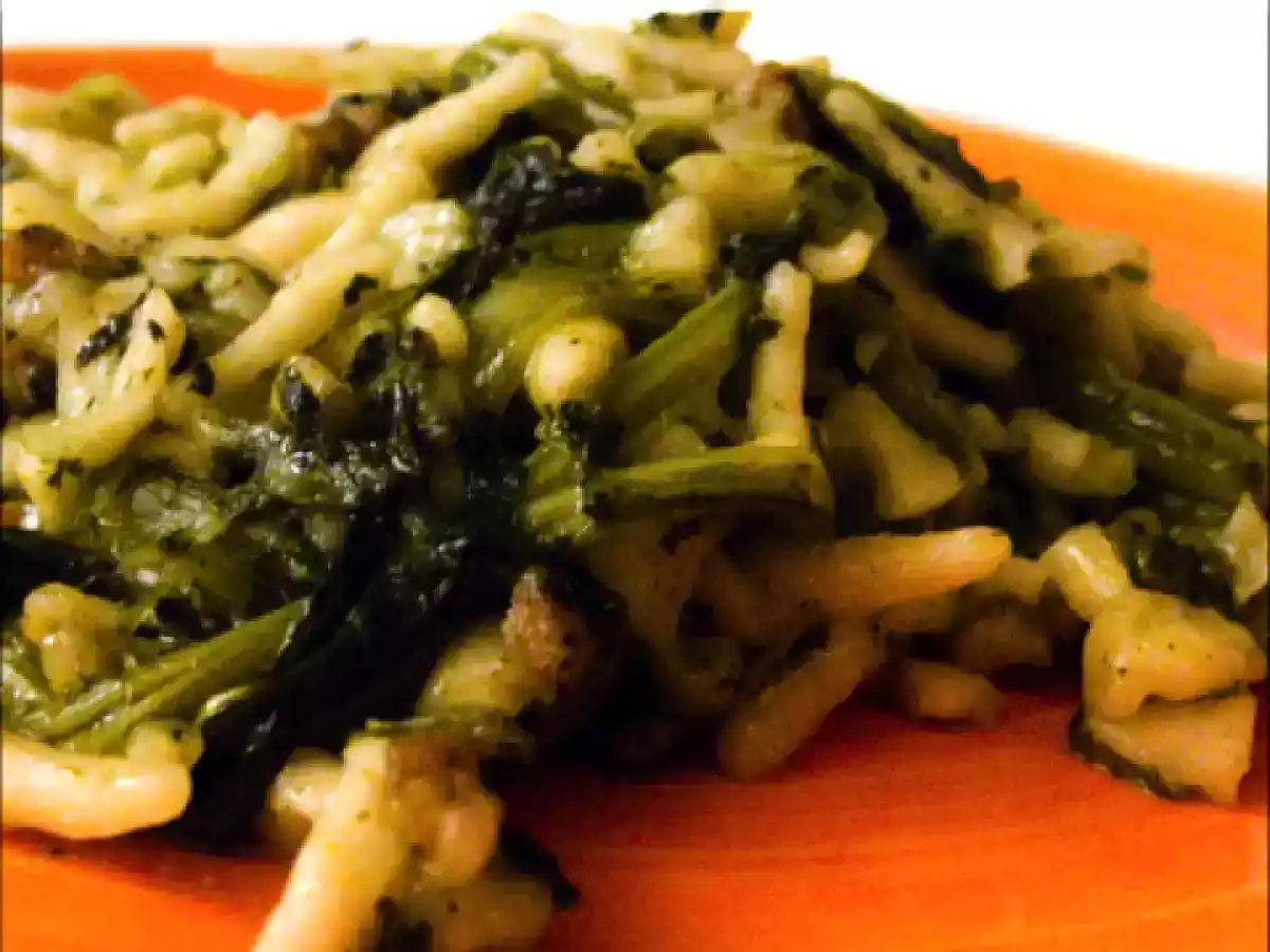 Trofie con la catalogna (o cicoria) e salsiccia toscana Liberiamoci del Maiale