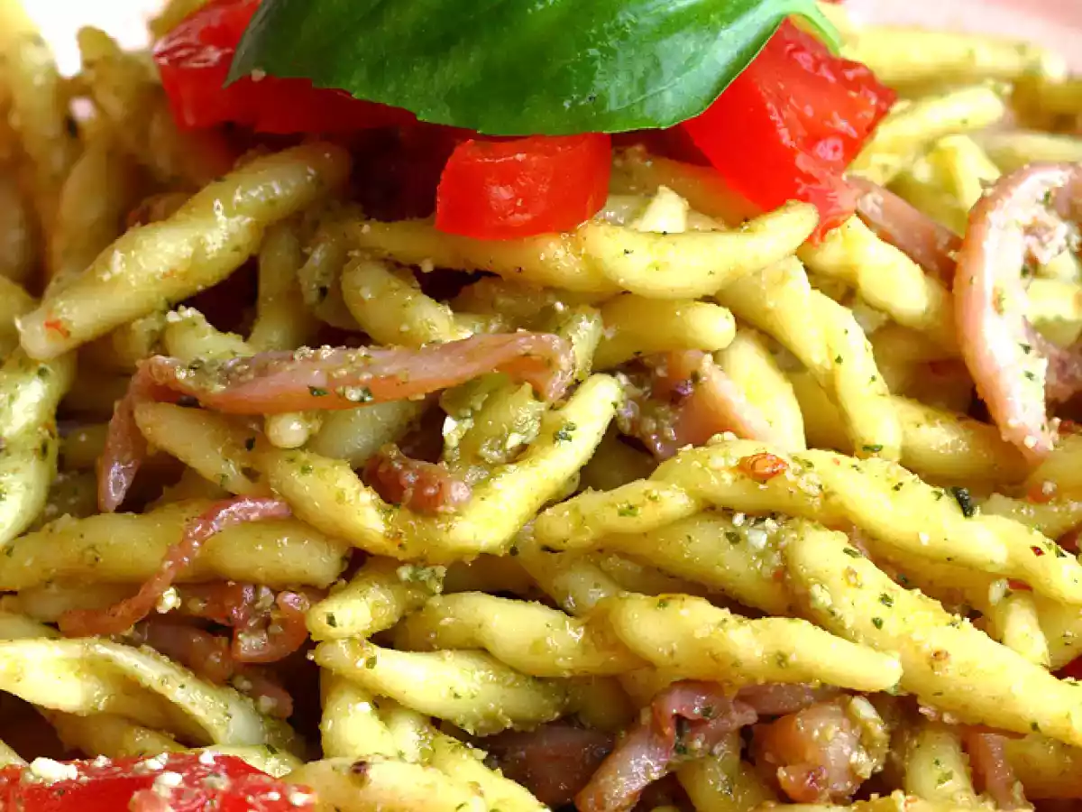 Trofie con pesto e calamaretti - foto 2