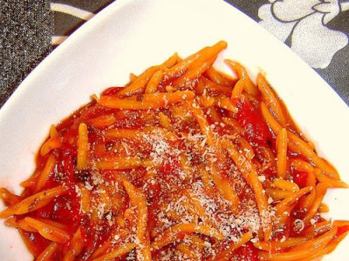 Trofie piccanti in rosso