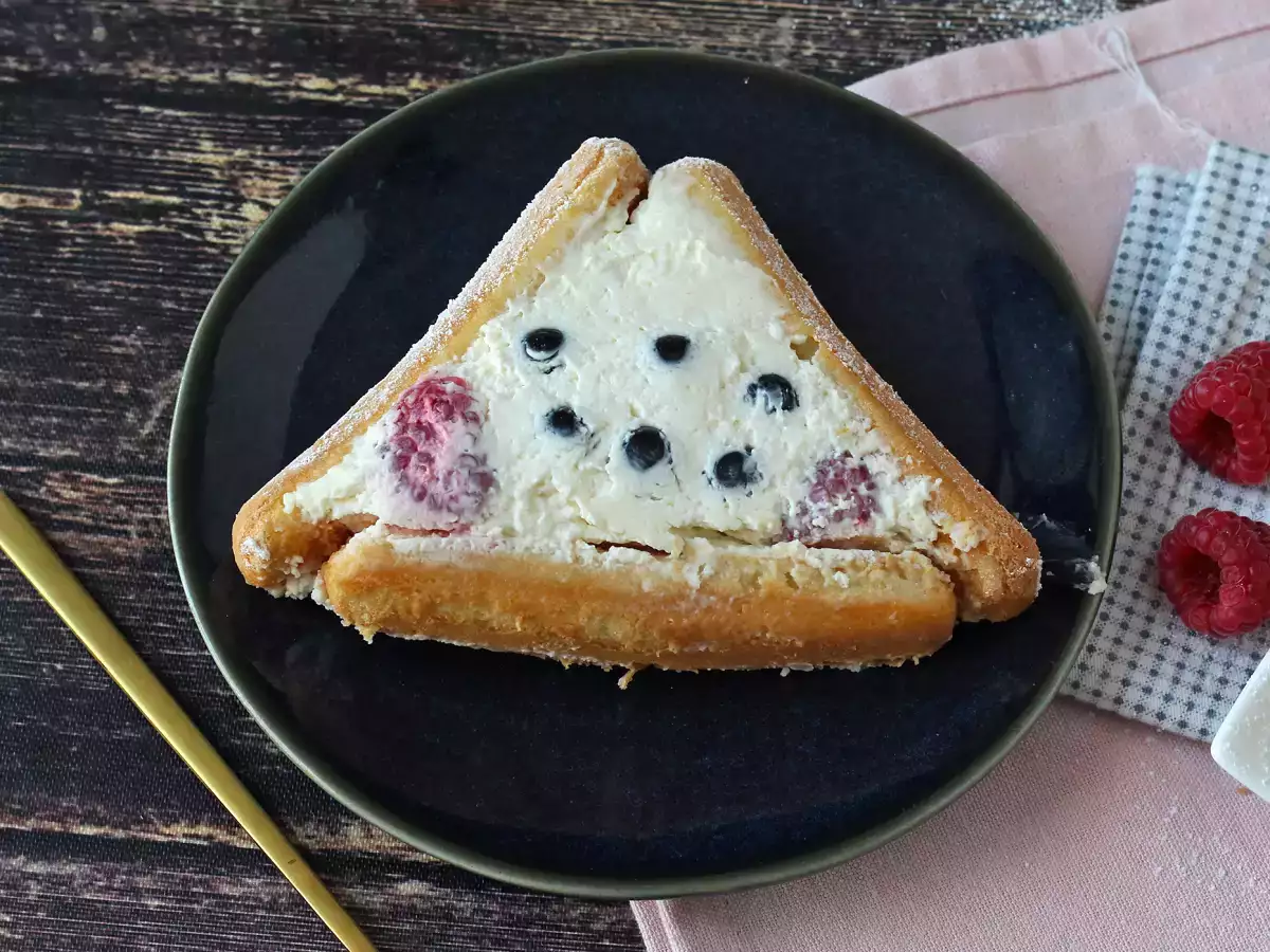 Tronchetto di Natale senza cottura con savoiardi e frutti di bosco - foto 2