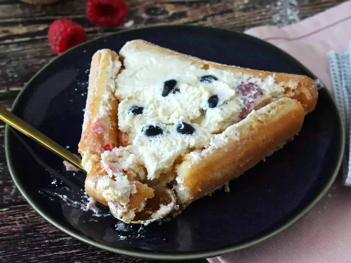 Tronchetto di Natale senza cottura con savoiardi e frutti di bosco - foto 4