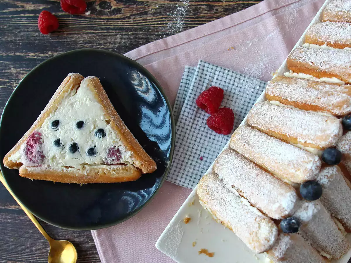 Tronchetto di Natale senza cottura con savoiardi e frutti di bosco - foto 6