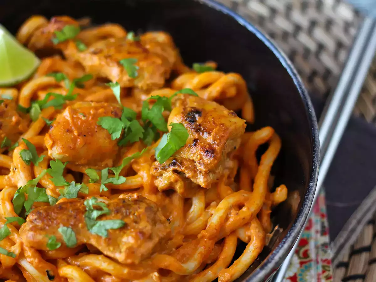 Udon al pollo con salsa cremosa al curry rosso thailandese e latte di cocco