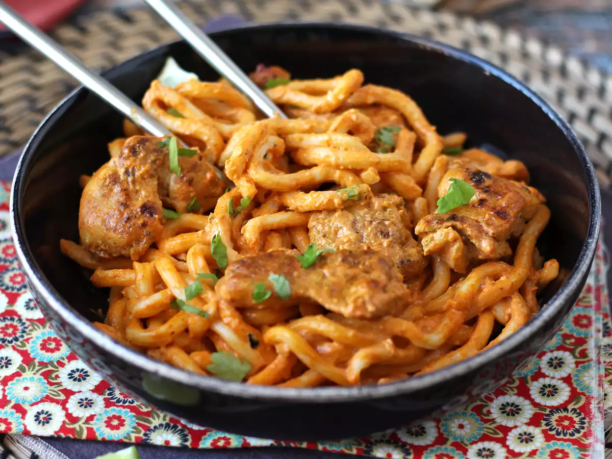 Udon al pollo con salsa cremosa al curry rosso thailandese e latte di cocco - foto 2