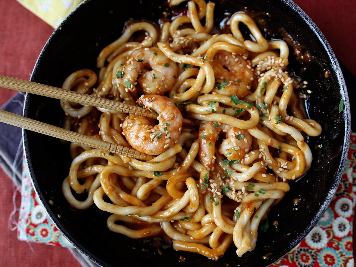 Udon con gamberi e salsa di arachidi piccante: il piatto asiatico pronto meno di 10 minuti!