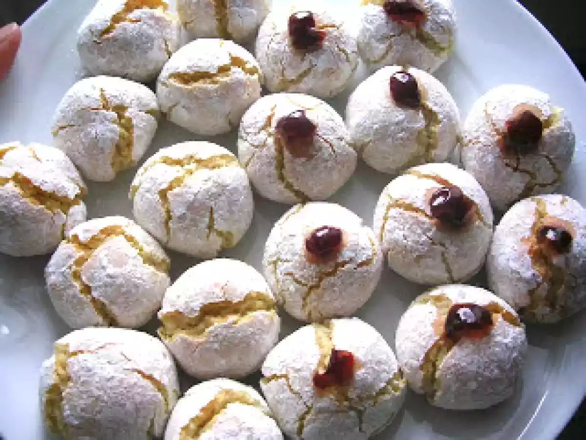 Un dolcetto alle mandorle....Amaretti alle Amarene - foto 2