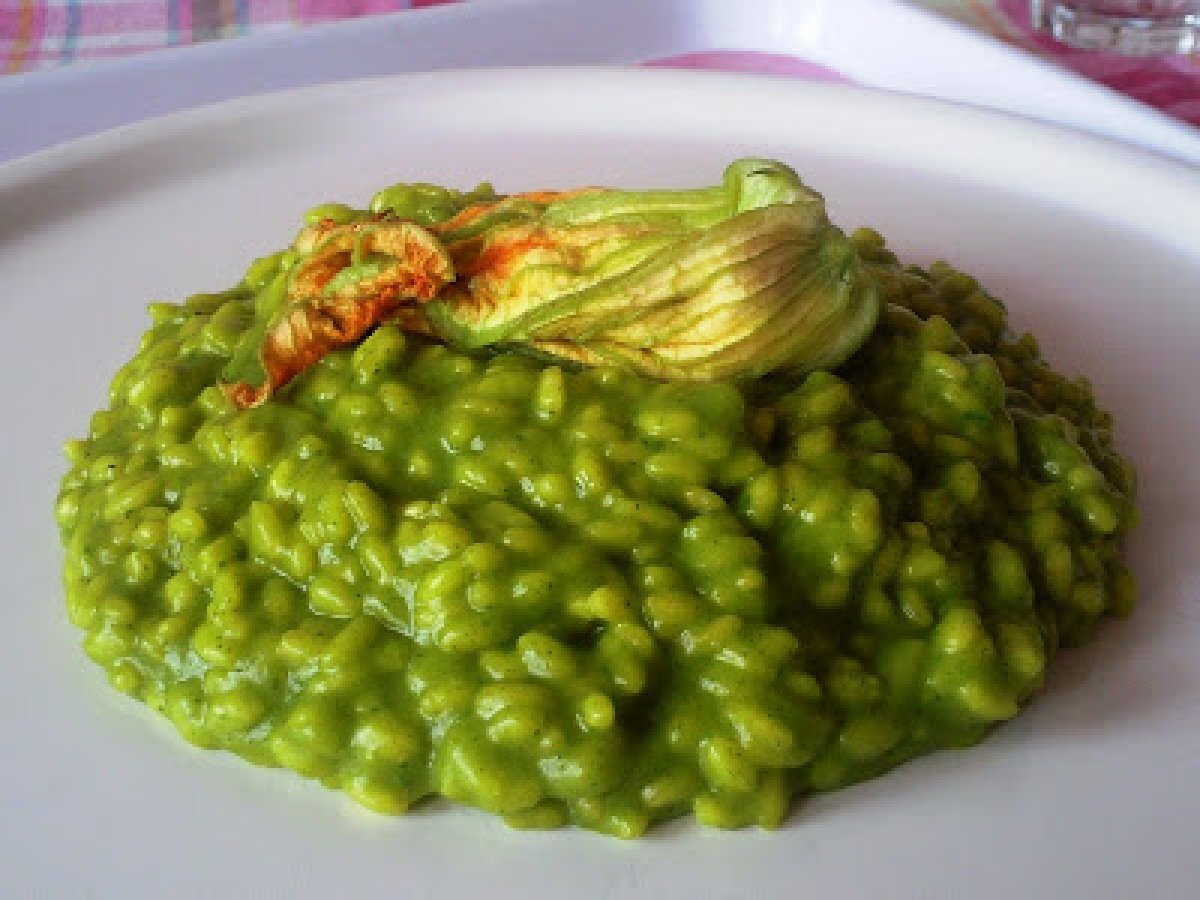 Un Fiore si Posa su un Risotto alla Crema di Zucchine e Zafferano