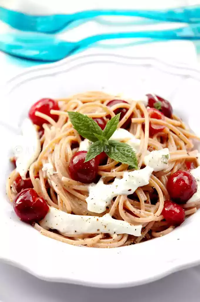 Una pasta per un ballo a 9:spaghetti con ciliege e burrata