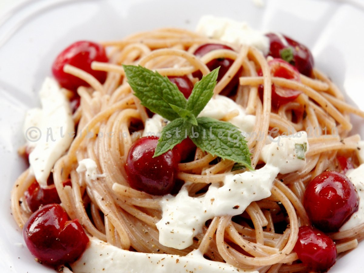 Una pasta per un ballo a 9:spaghetti con ciliege e burrata