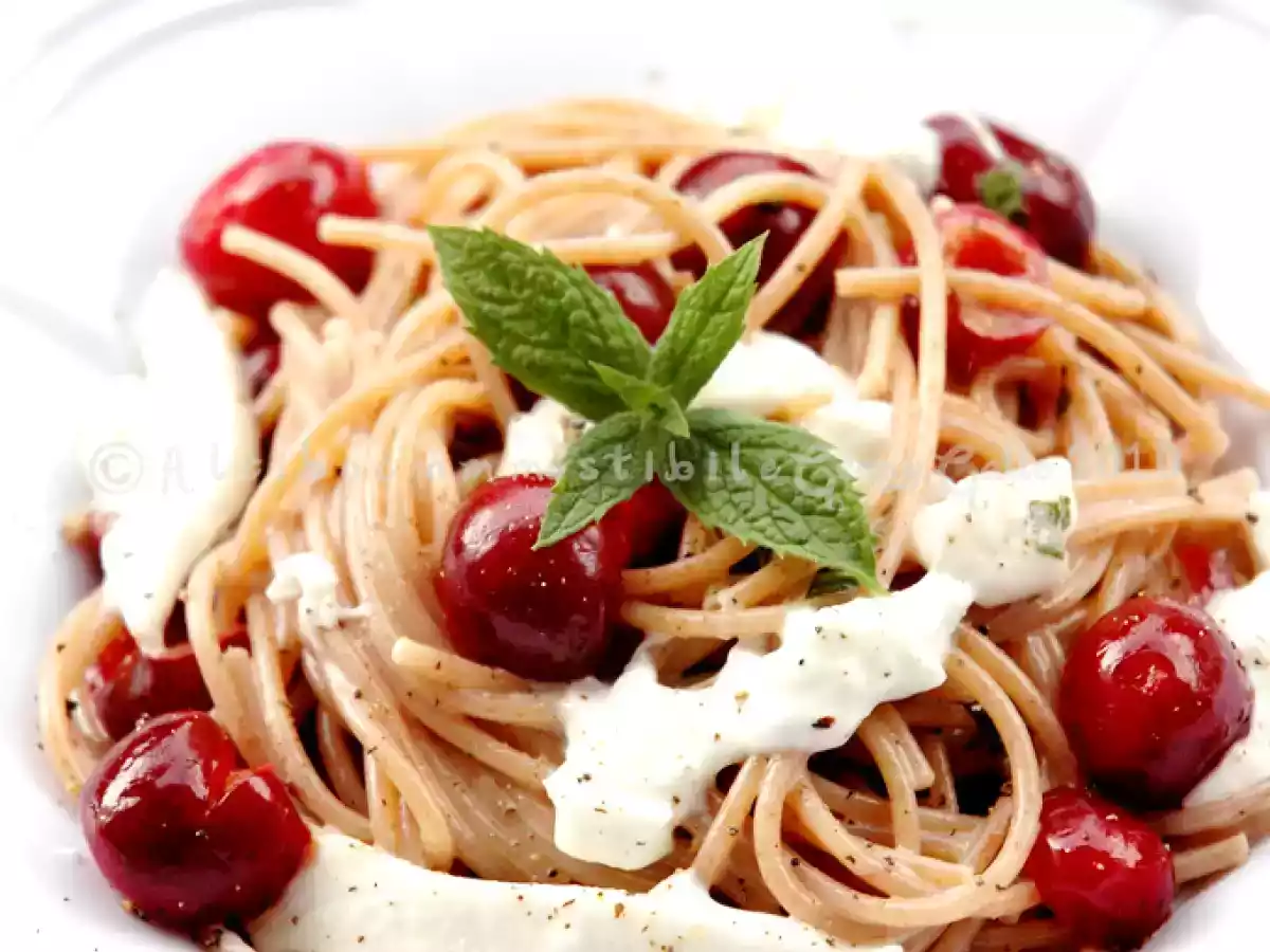 Una pasta per un ballo a 9:spaghetti con ciliege e burrata