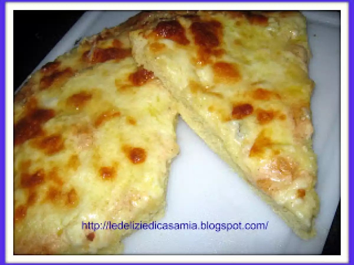 Una pizza ai 5 formaggi.