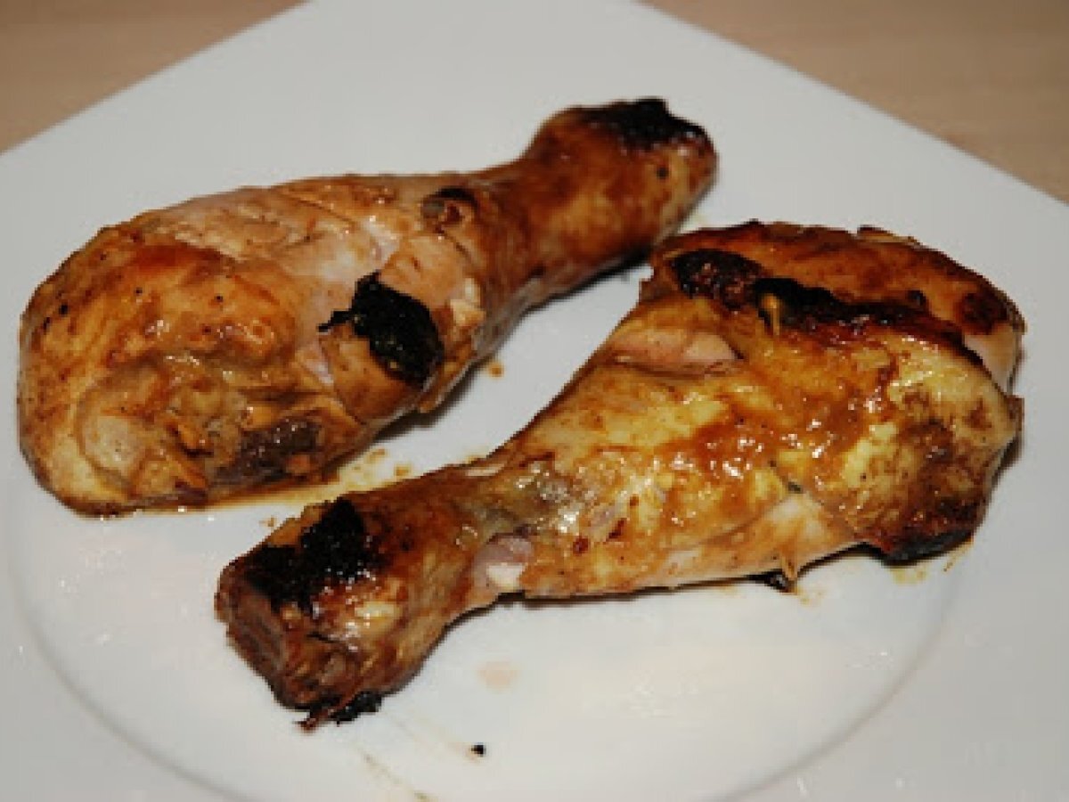 Una ricetta Cajun: Cosce di pollo al forno spennellate con salsa worcester,