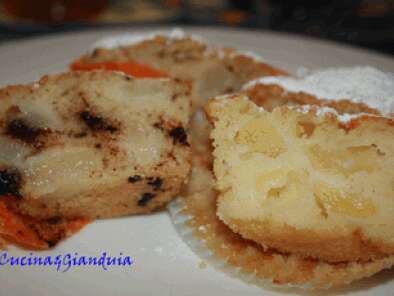 Una ricetta per 2 tipi di muffin: alle mele e alle pere e cioccolato.
