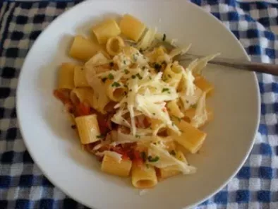 Una ricetta per una pasta veloce con pomodoro, prosciutto ed emmental, foto 2