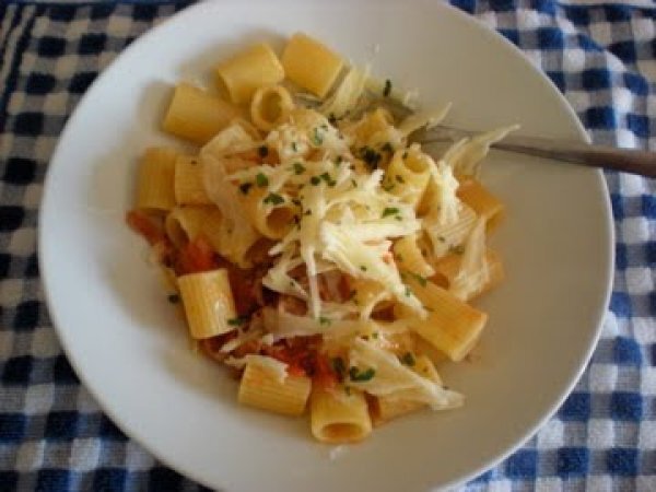 Una ricetta per una pasta veloce con pomodoro, prosciutto ed emmental, foto 2
