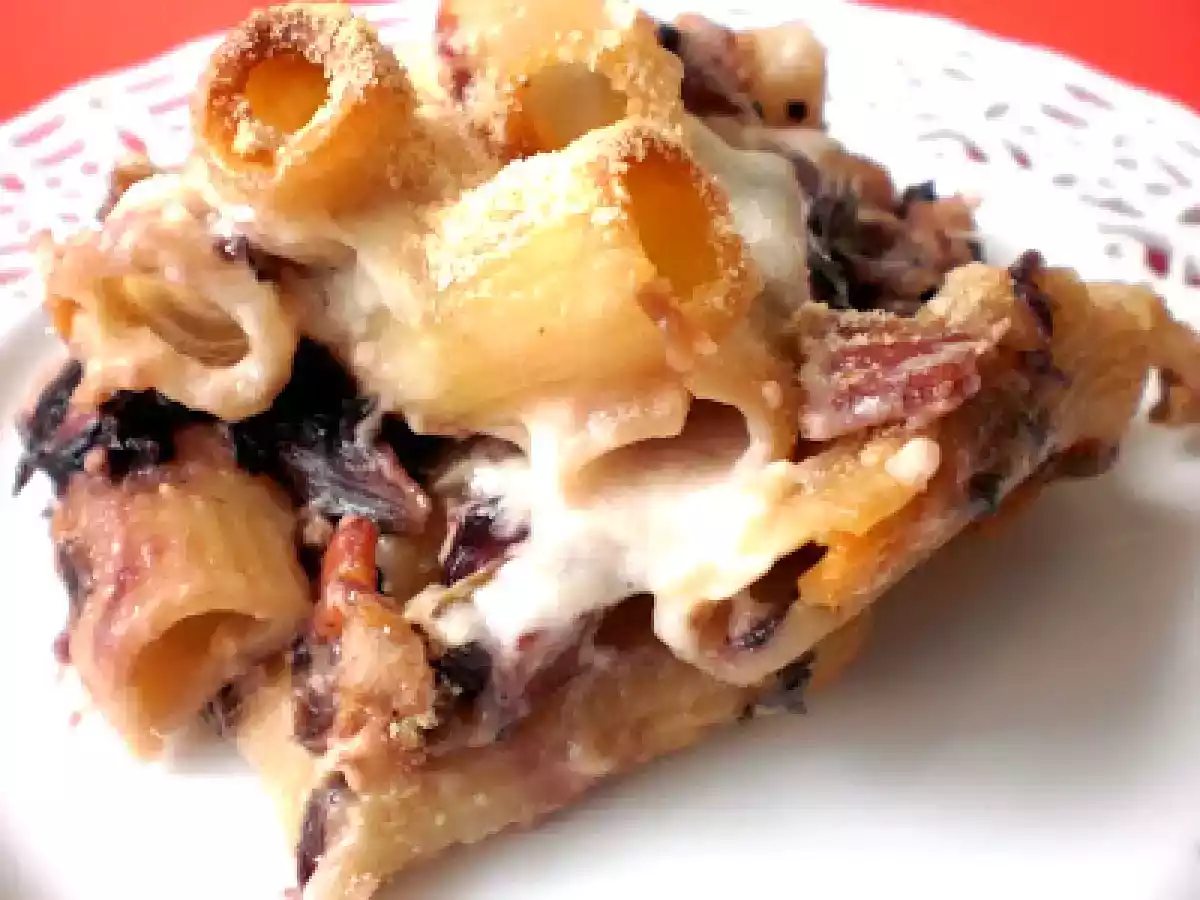 Una robusta pasta al forno, radicchio, taleggio e speck