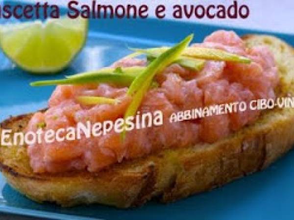 Uno spuntino veloce: bruschetta salmone, avocado e un bicchiere di vino