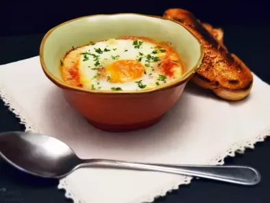 Uova al forno con pomodoro e mozzarella