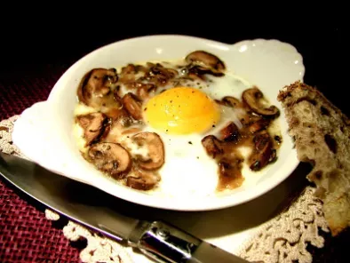 Uova al tegamino con funghi ... più semplice di così ...