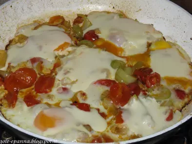 Uova con cipolle e pomodori