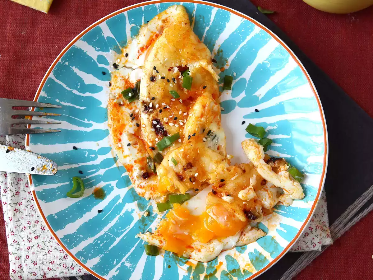 Uova fritte con miele e mozzarella: colazione veloce, agrodolce e leggermente piccante - foto 2