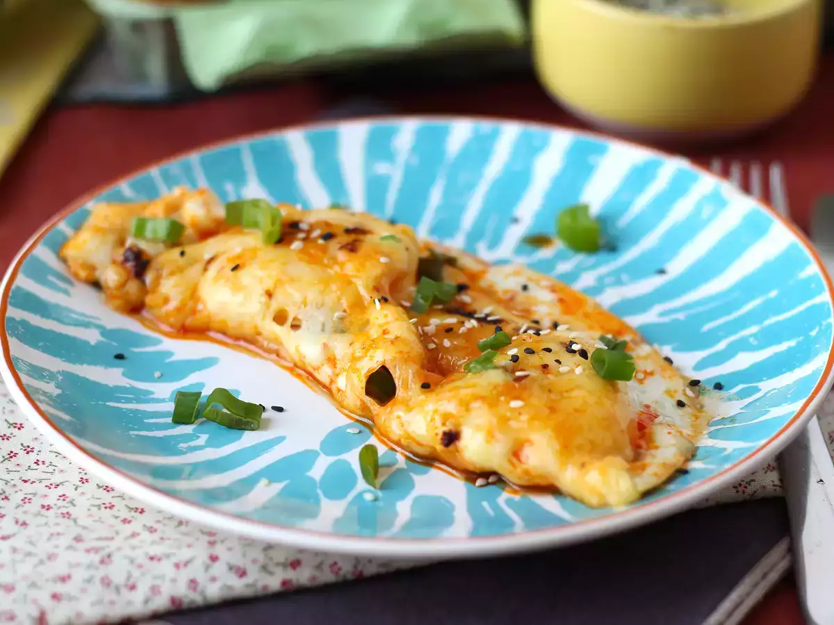 Uova fritte con miele e mozzarella: colazione veloce, agrodolce e leggermente piccante - foto 3