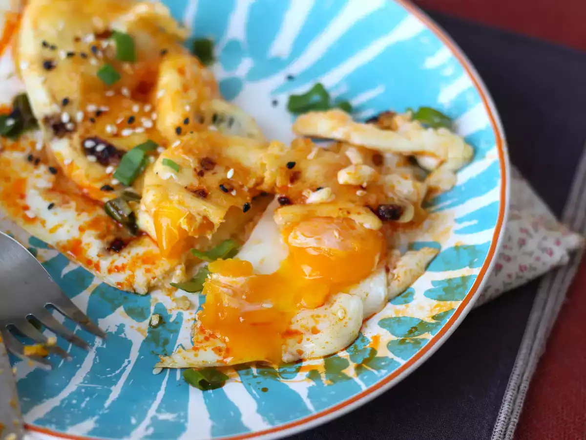 Uova fritte con miele e mozzarella: colazione veloce, agrodolce e leggermente piccante - foto 4