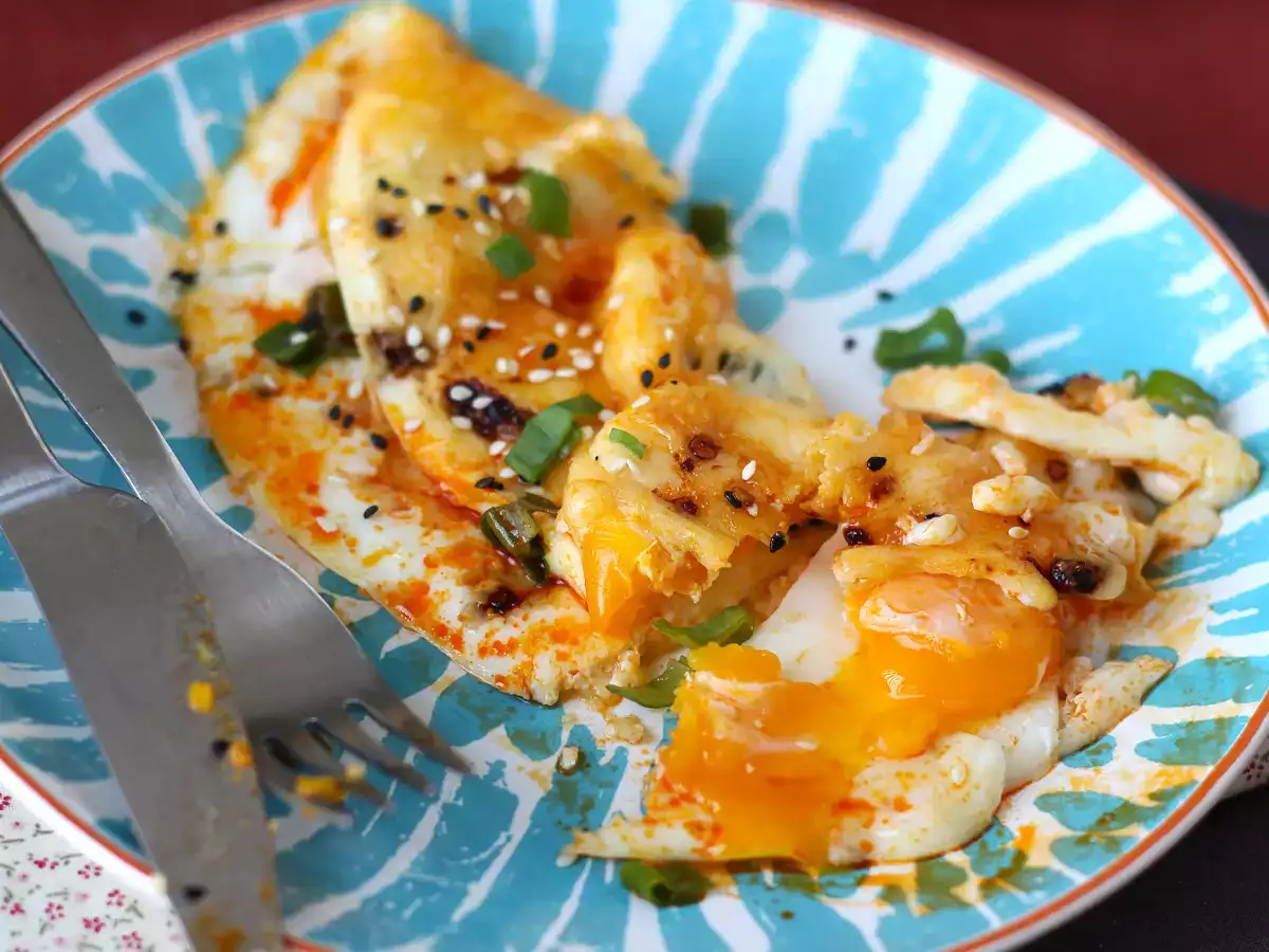 Uova fritte con miele e mozzarella: ricetta veloce, agrodolce e leggermente piccante - foto 6