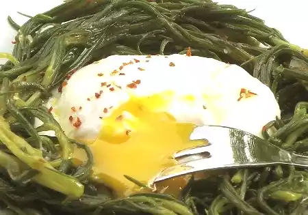 Uova in camicia in nido di agretti
