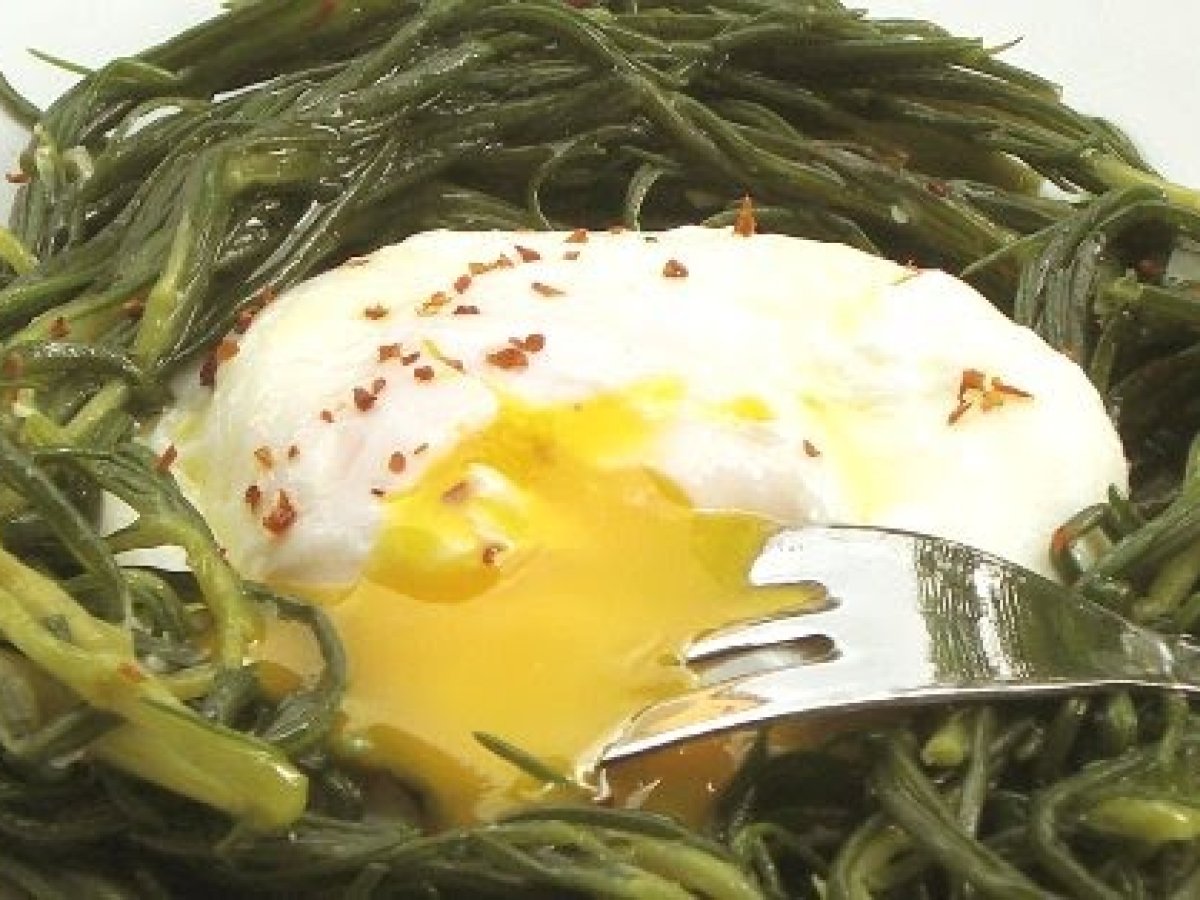 Uova in camicia in nido di agretti, foto 1