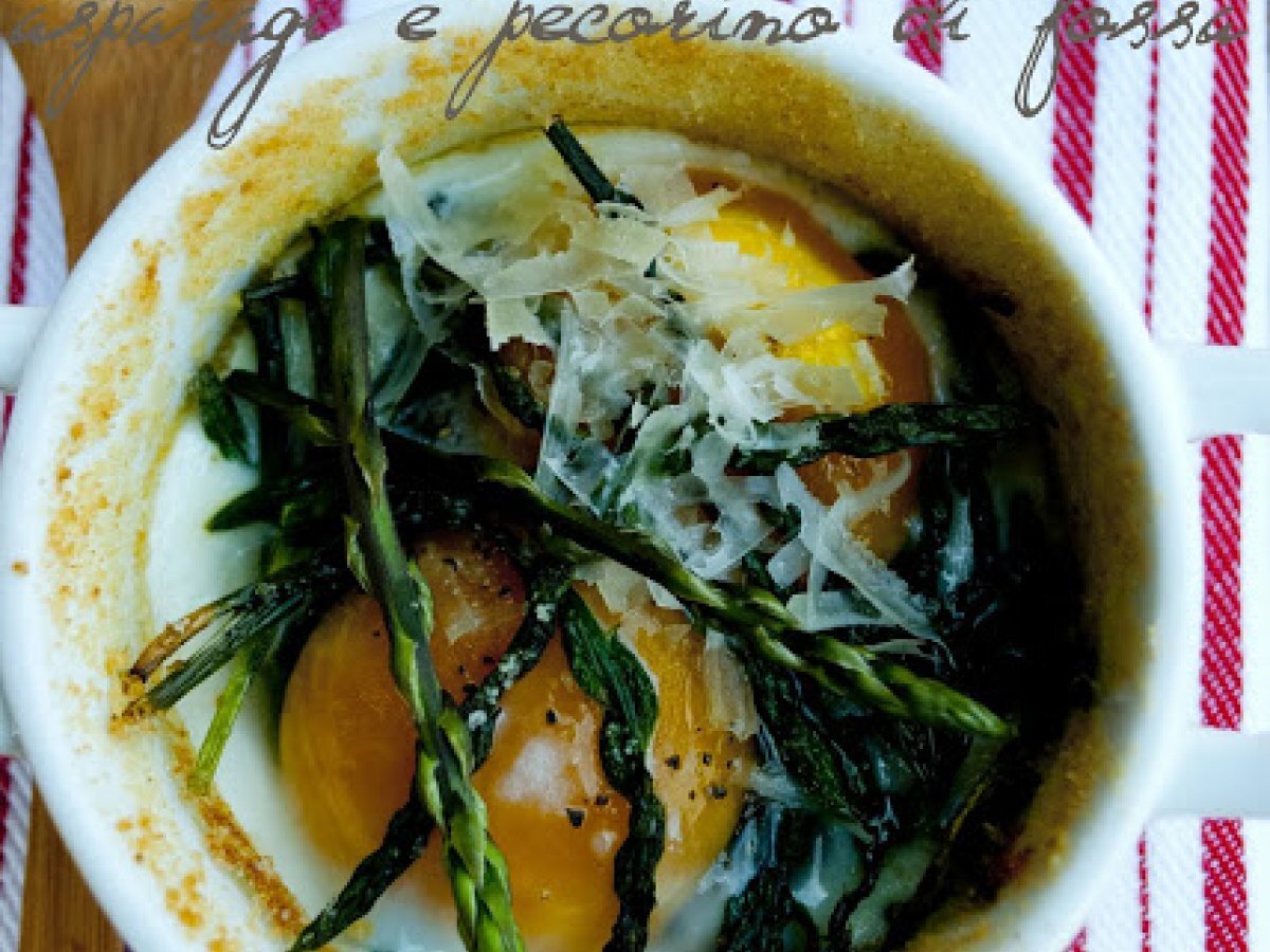 Uova in cocotte, asparagi e pecorino di fossa