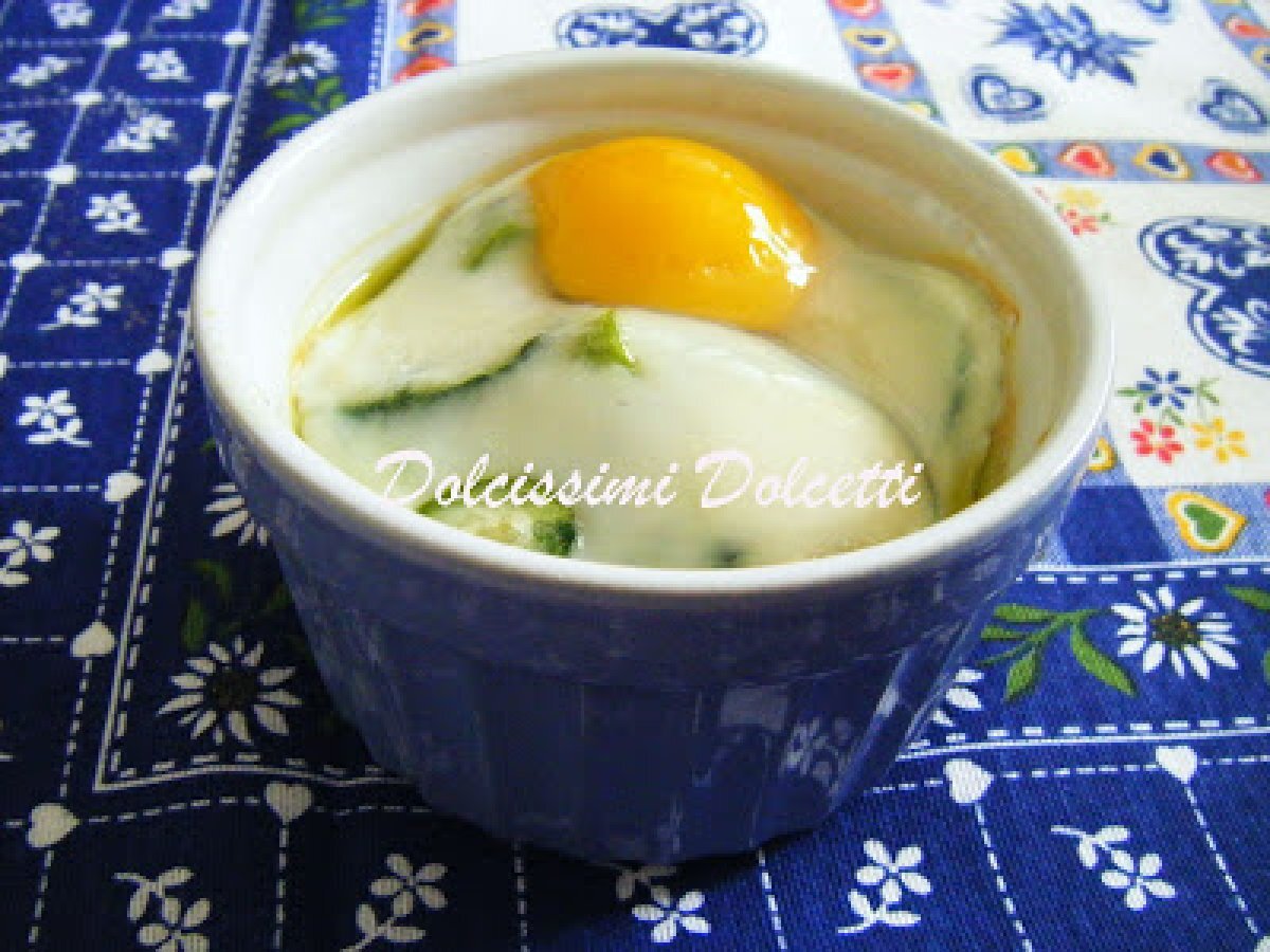 Uova in cocotte con asparagi e zucchine