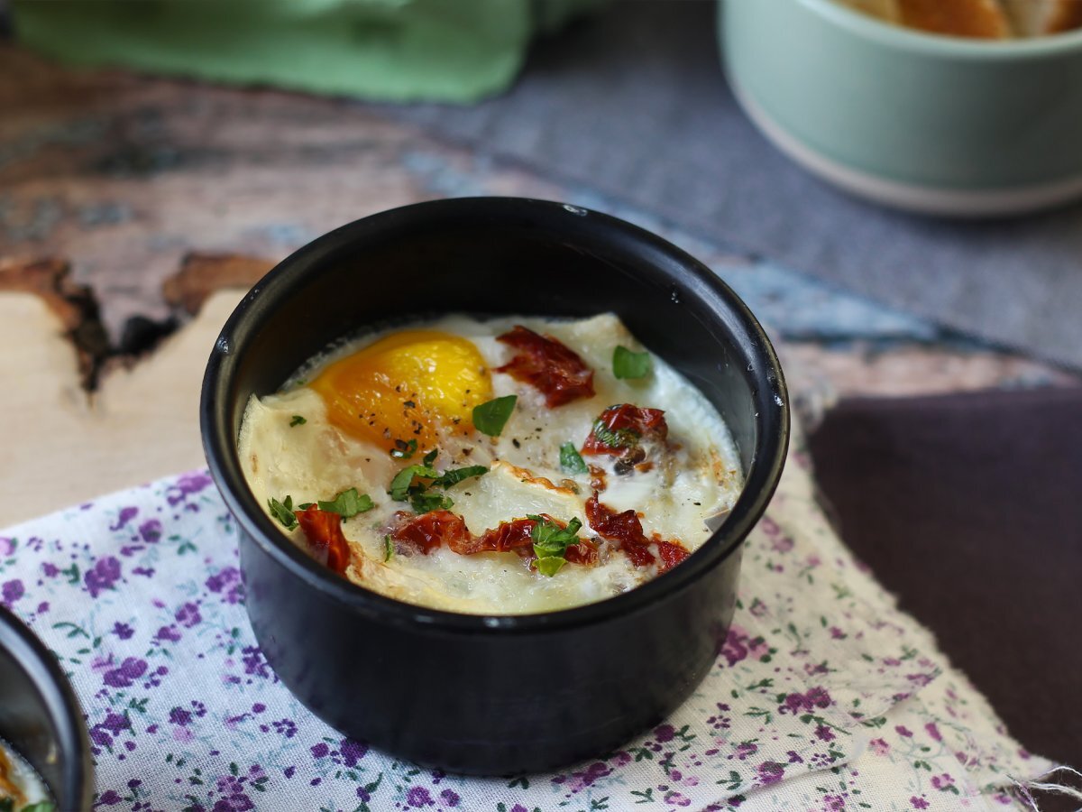 Uova in cocotte con friggitrice ad aria: una sfiziosa ricetta vegetariana facile da preparare - foto 6