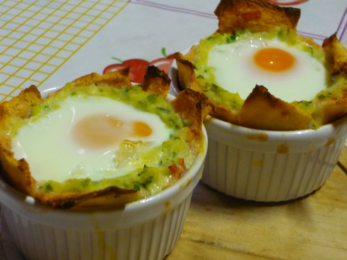 Uova in cocotte con zucchine e pane carasau