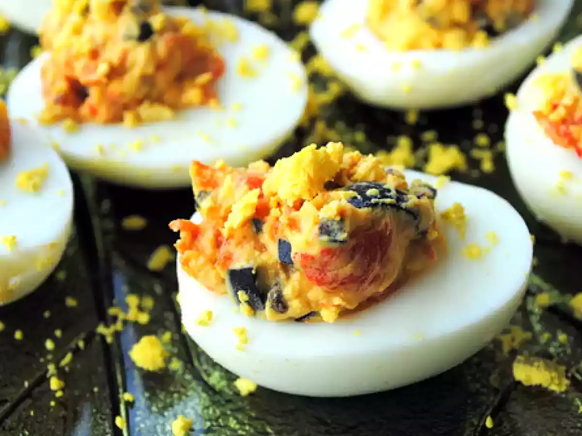Uova sode ripieni di peperoni