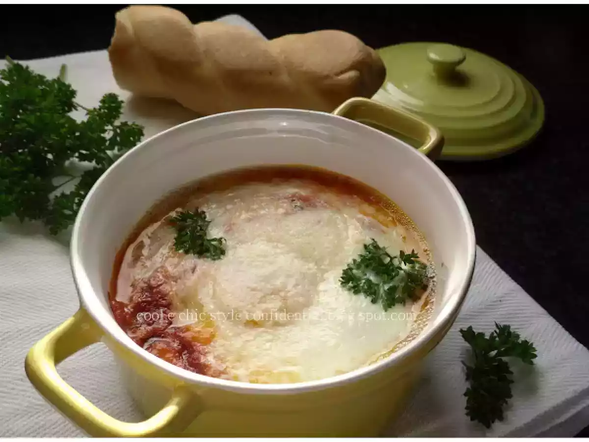 UOVA SQUISITE AL FORNO CON SALSA AL POMODORO E PARMIGIANO