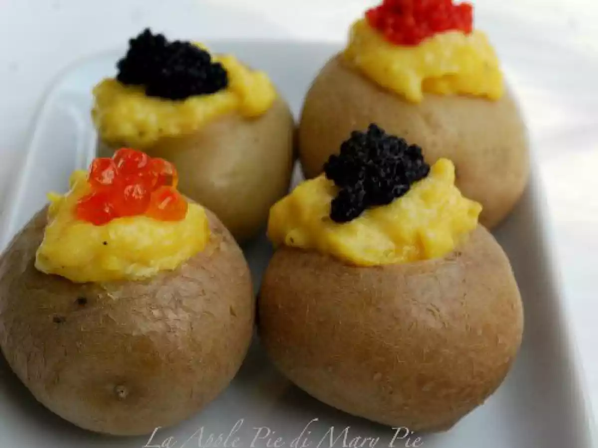 Uova strapazzate in nidi dI patatine novelle con uova di pesce