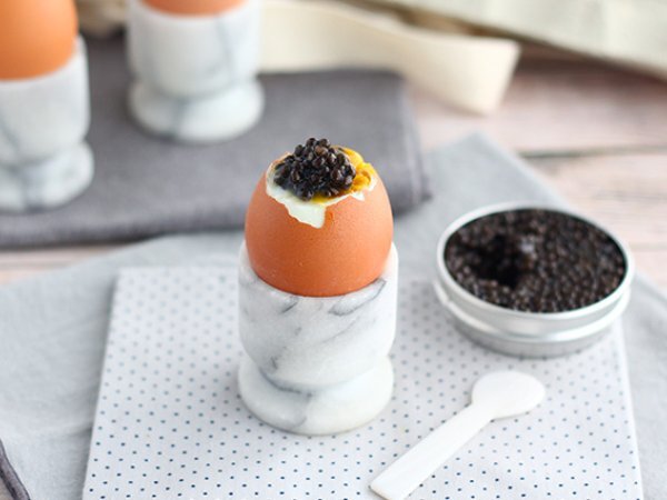 Uovo alla coque con caviale Uovo alla coque con caviale
