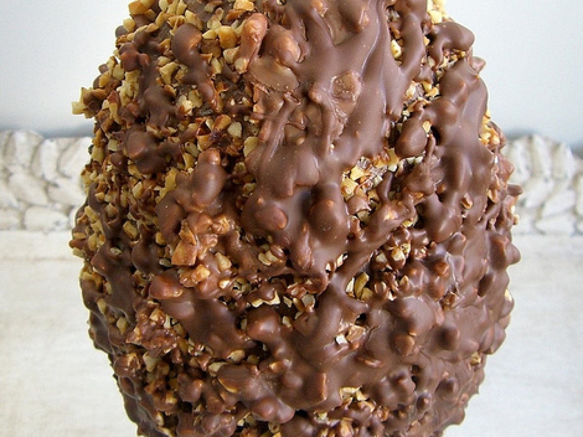 Uovo di Pasqua con granella di nocciole