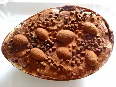 Uovo di pasqua con tiramisù a sorpresa