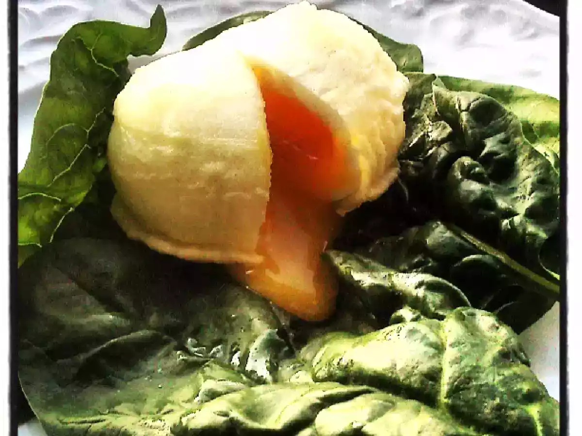 Uovo in tempura con cuore fondente su un letto di spinaci croccanti