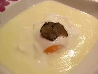 Uovo pochè su crema di pecorino e tartufo