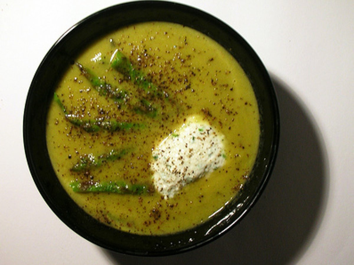 VELLUTATA DI ASPARAGI CON QUENELLES DI RICOTTA