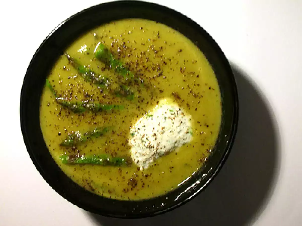 VELLUTATA DI ASPARAGI CON QUENELLES DI RICOTTA