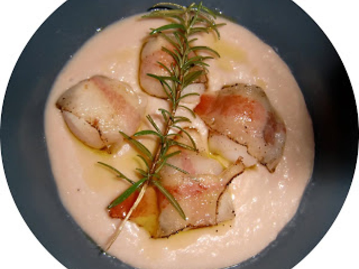 VELLUTATA DI CANNELLINI CON CAPPESANTE BARDATE E OLIO AL ROSMARINO