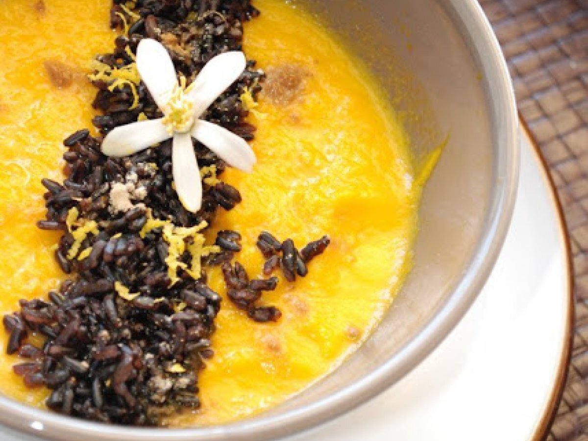 Vellutata di Carote con Limone e Zenzero e chicchi di Riso nero