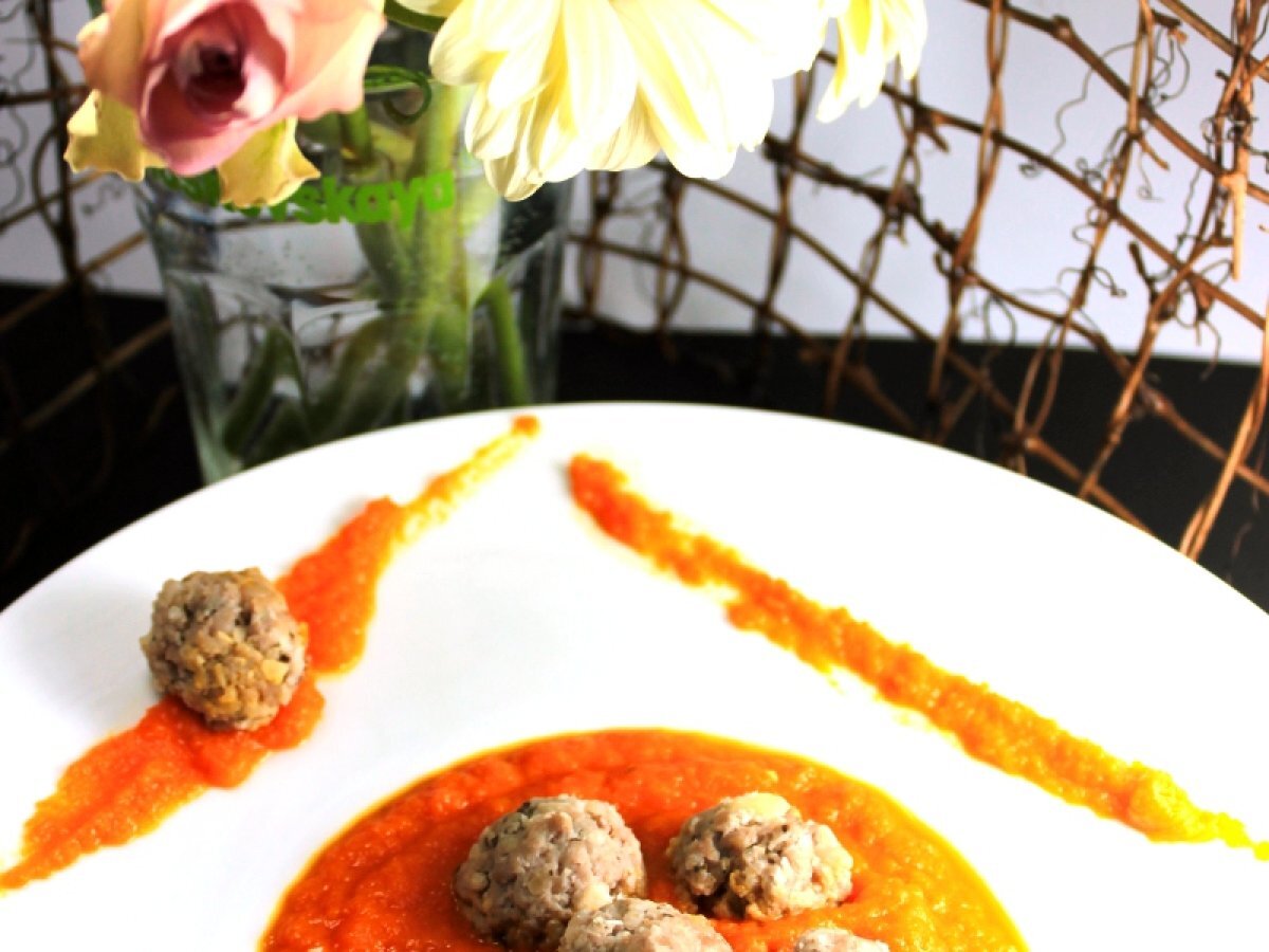 Vellutata di carote e mini polpettine di carne con mandorle e menta