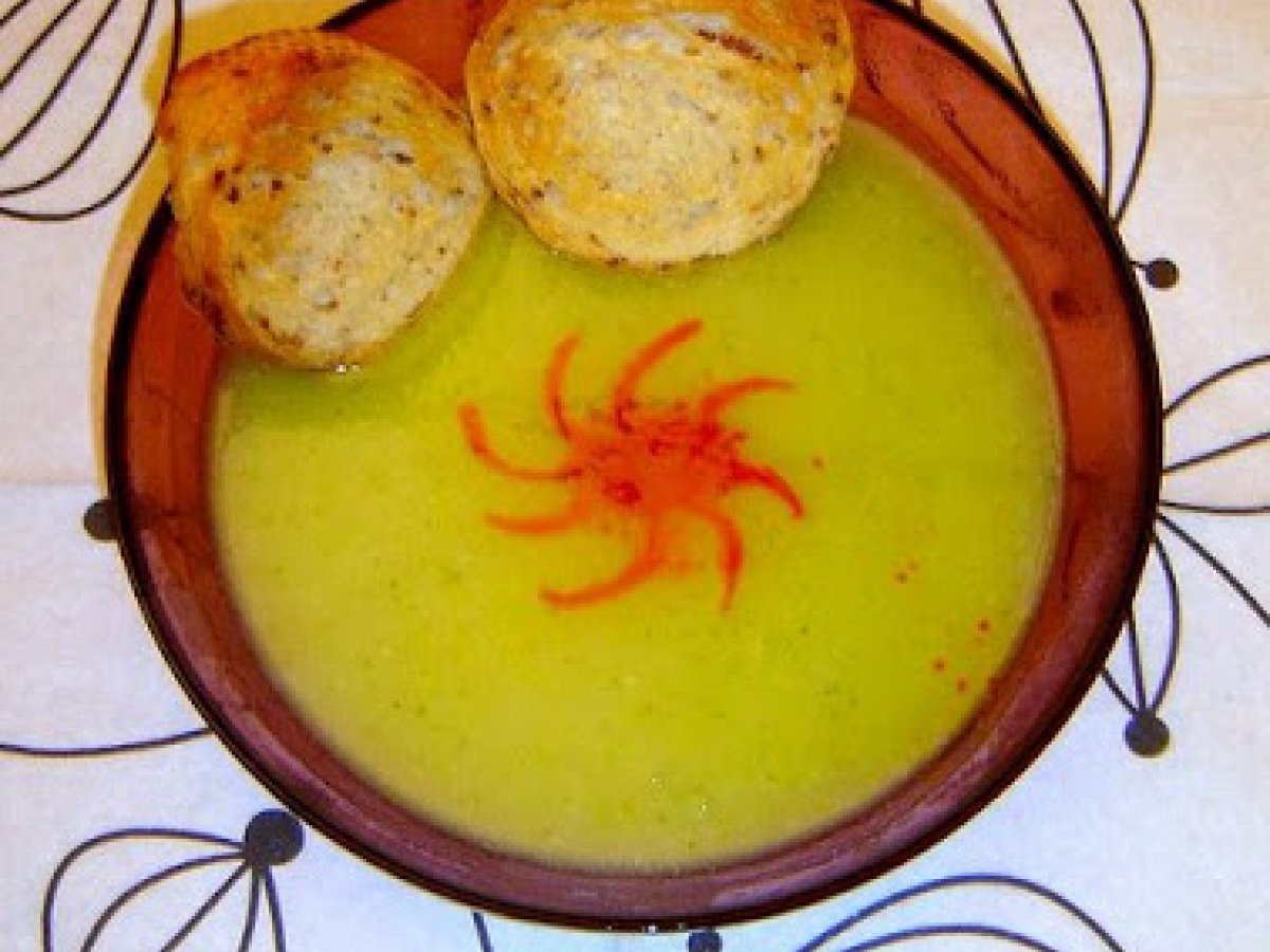 Vellutata di cavoletti di Bruxelles, lattuga e patate allo zafferano